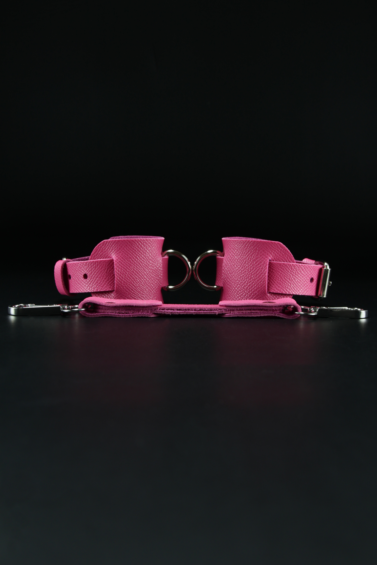 Erobee Fantazi Kelepçe | Özel Tasarım BDSM Cuff Vegan Deri Between Serisi - Fuşya Erobee Fantazi Kelepçe | Özel Tasarım BDSM Cuff Vegan Deri Between Serisi - Fuşya