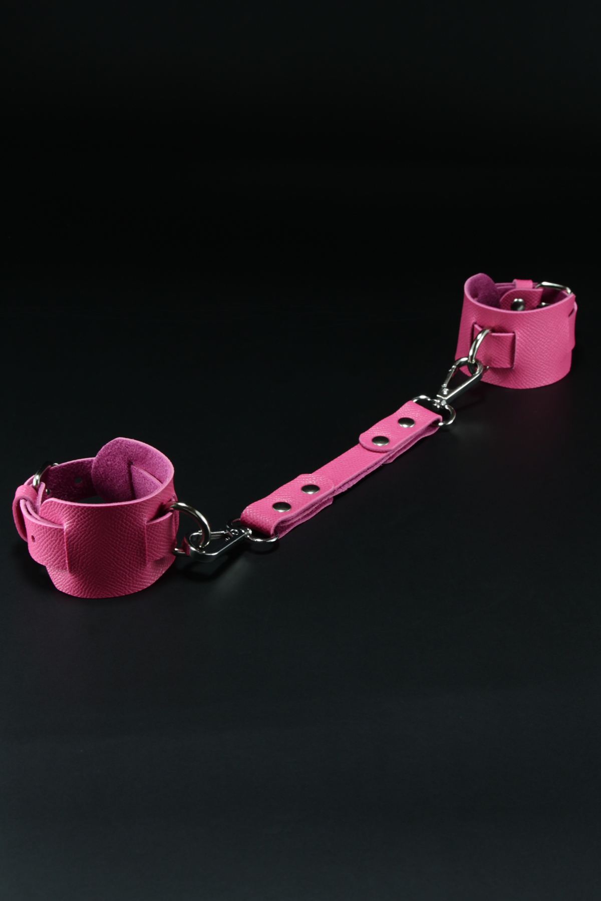 Erobee Fantazi Kelepçe | Özel Tasarım BDSM Cuff Vegan Deri Between Serisi - Fuşya Erobee Fantazi Kelepçe | Özel Tasarım BDSM Cuff Vegan Deri Between Serisi - Fuşya