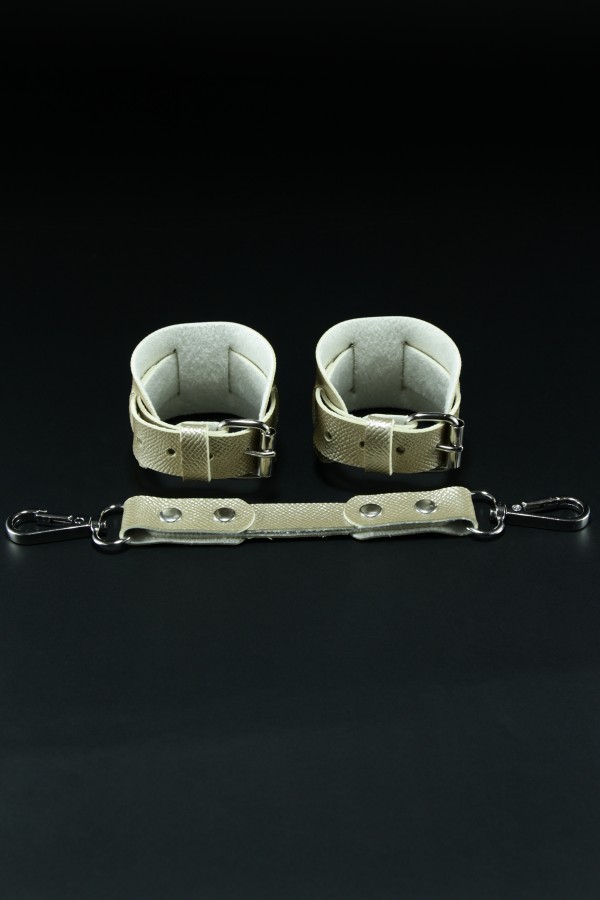 Erobee Fantazi Kelepçe | Özel Tasarım BDSM Cuff Vegan Deri Between Serisi - Gold Erobee Fantazi Kelepçe | Özel Tasarım BDSM Cuff Vegan Deri Between Serisi - Gold