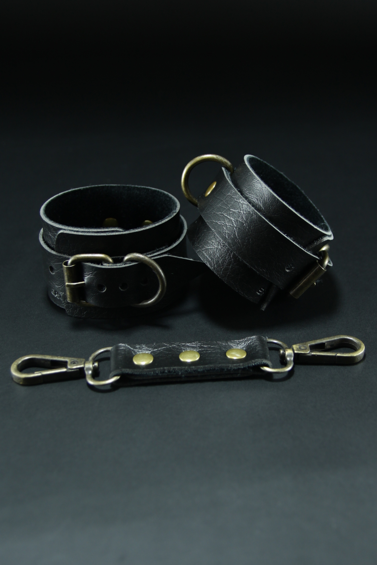 Erobee Antik Metal Aksamlı Premium Vegan Deri BDSM Fantezi El Kelepçesi Origin Antik Serisi Giza - Siyah
