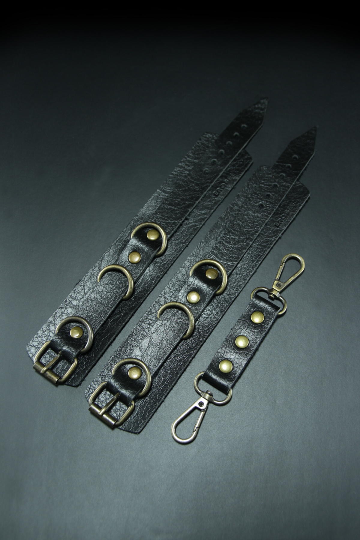 Erobee Antik Metal Aksamlı Premium Vegan Deri BDSM Fantezi El Kelepçesi Origin Antik Serisi Giza - Siyah