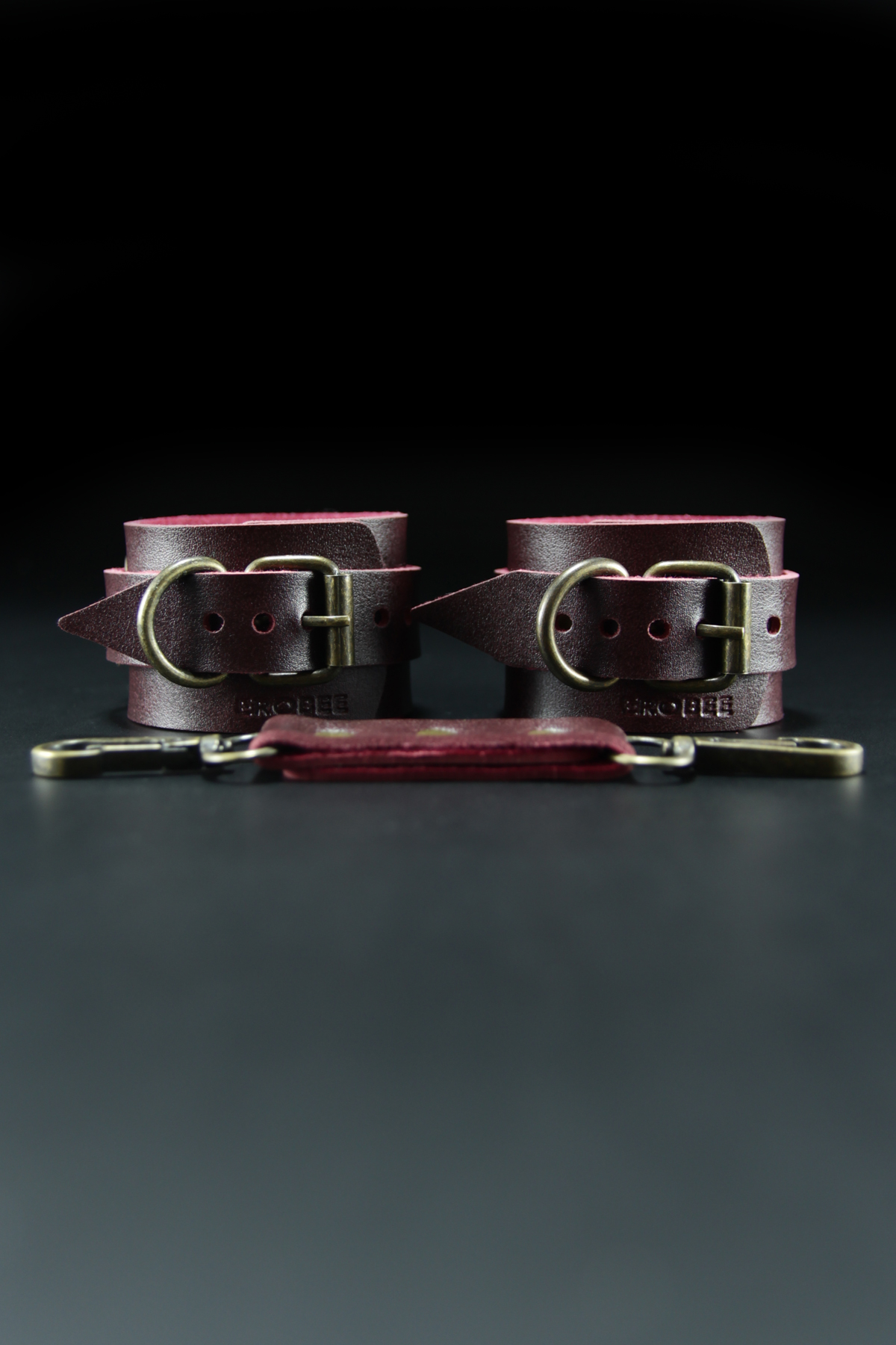Erobee Premium Vegan Deri Çapraz Hogtie Aparatlı Fantazi Kelepçe Seti Antik Metal Aksamlı Origin Antik Serisi Ninova - Vişne Erobee Premium Vegan Deri Çapraz Hogtie Aparatlı Fantazi Kelepçe Seti Antik Metal Aksamlı Origin Antik Serisi Ninova - Vişne