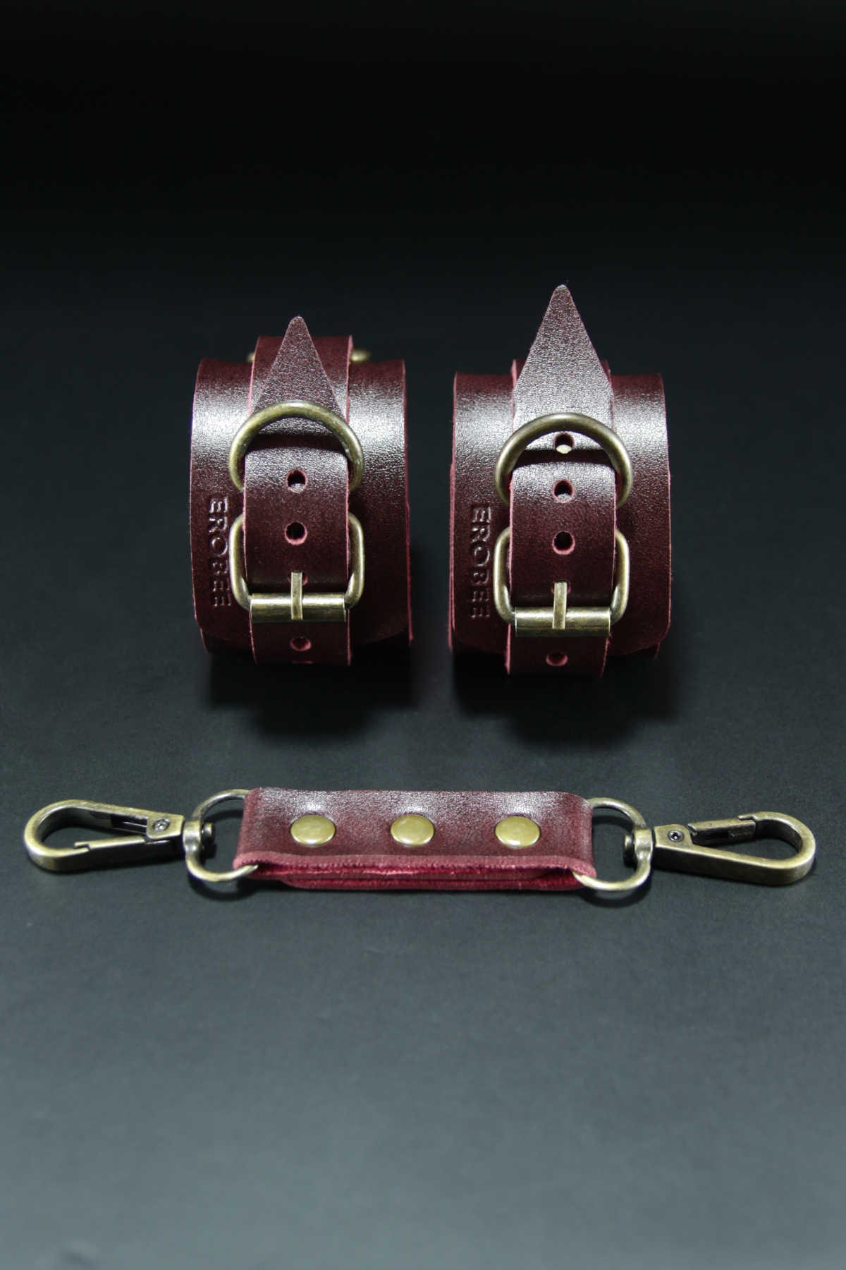 Erobee Antik Metal Aksamlı Premium Vegan Deri BDSM Fantezi El Kelepçesi Origin Antik Serisi Ninova - Vişne Erobee Antik Metal Aksamlı Premium Vegan Deri BDSM Fantezi El Kelepçesi Origin Antik Serisi Ninova - Vişne