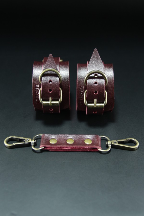 Erobee Antik Metal Aksamlı Premium Vegan Deri BDSM Fantezi El Kelepçesi Origin Antik Serisi Ninova - Vişne Erobee Antik Metal Aksamlı Premium Vegan Deri BDSM Fantezi El Kelepçesi Origin Antik Serisi Ninova - Vişne