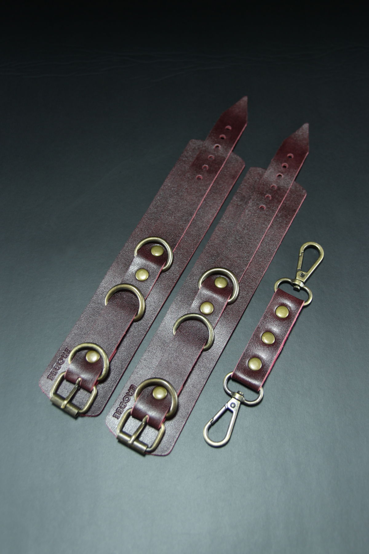 Erobee Antik Metal Aksamlı Premium Vegan Deri BDSM Fantezi El Kelepçesi Origin Antik Serisi Ninova - Vişne Erobee Antik Metal Aksamlı Premium Vegan Deri BDSM Fantezi El Kelepçesi Origin Antik Serisi Ninova - Vişne