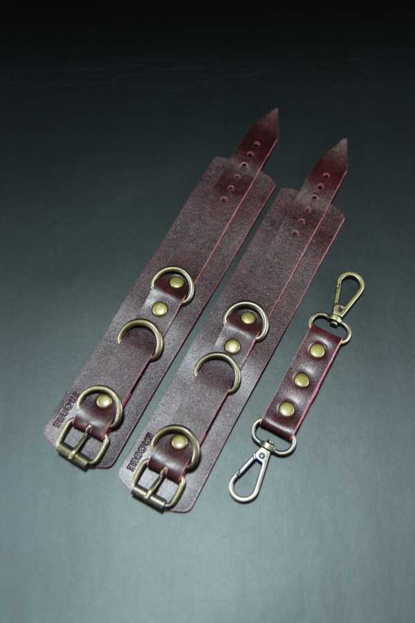 Erobee Antik Metal Aksamlı Premium Vegan Deri BDSM Fantezi El Kelepçesi Origin Antik Serisi Ninova - Vişne Erobee Antik Metal Aksamlı Premium Vegan Deri BDSM Fantezi El Kelepçesi Origin Antik Serisi Ninova - Vişne