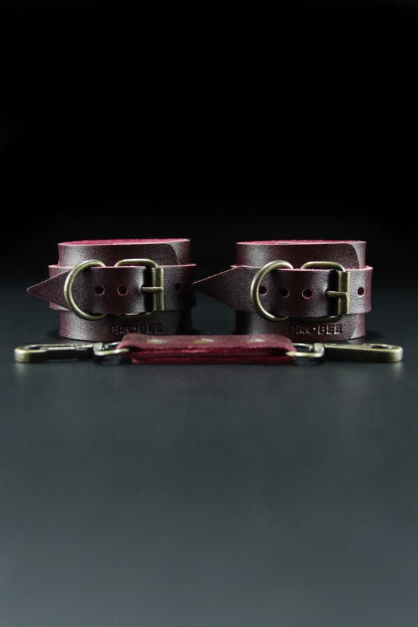 Erobee Premium Vegan Deri Çapraz Hogtie Aparatlı Fantazi Kelepçe Seti Antik Metal Aksamlı Origin Antik Serisi Ninova - Vişne Erobee Premium Vegan Deri Çapraz Hogtie Aparatlı Fantazi Kelepçe Seti Antik Metal Aksamlı Origin Antik Serisi Ninova - Vişne