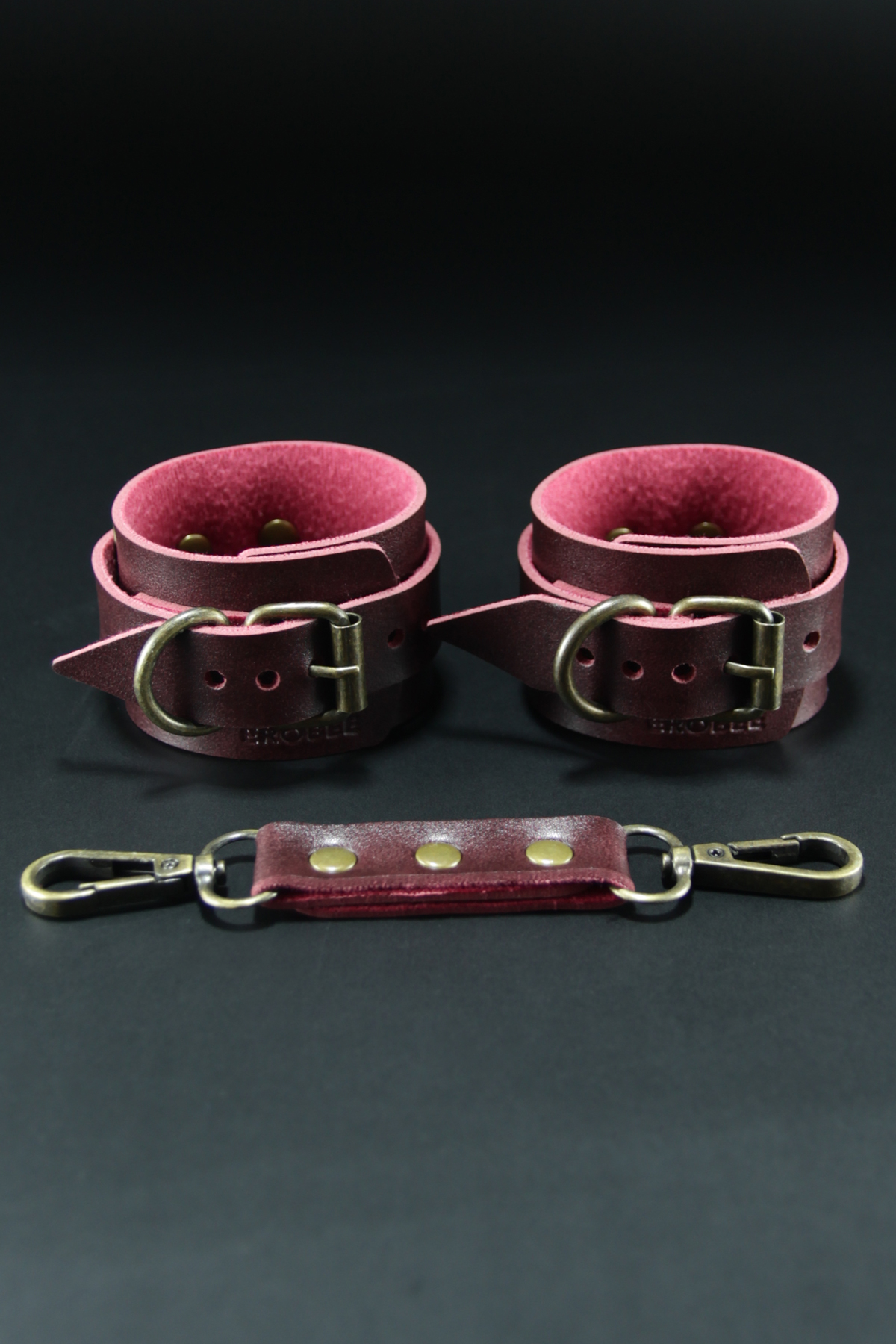 Erobee Antik Metal Aksamlı Premium Vegan Deri BDSM Fantezi El Kelepçesi Origin Antik Serisi Ninova - Vişne Erobee Antik Metal Aksamlı Premium Vegan Deri BDSM Fantezi El Kelepçesi Origin Antik Serisi Ninova - Vişne