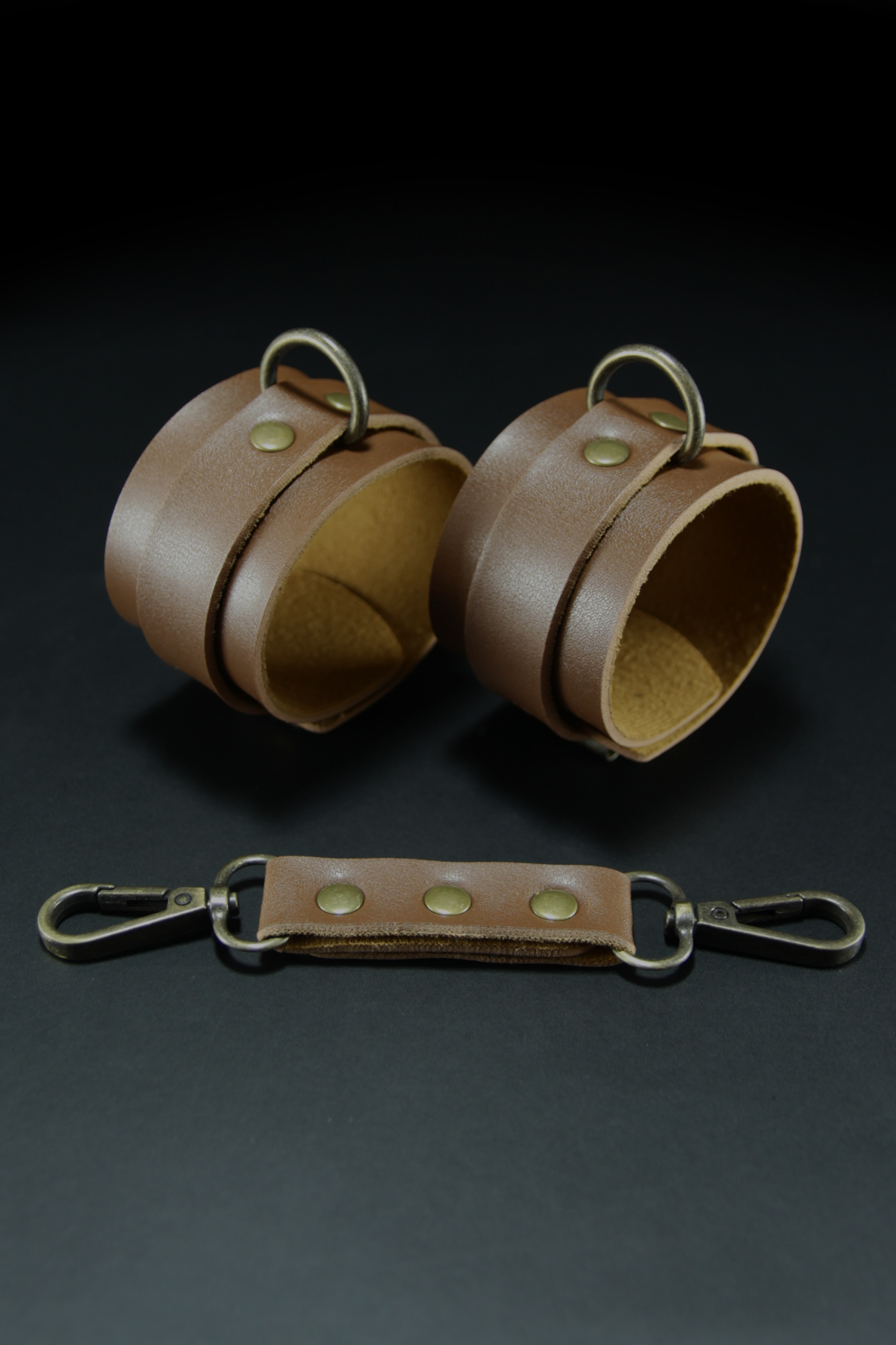 Erobee Antik Metal Aksamlı Premium Vegan Deri BDSM Fantezi El Kelepçesi Origin Antik Serisi Petra - Taba Erobee Antik Metal Aksamlı Premium Vegan Deri BDSM Fantezi El Kelepçesi Origin Antik Serisi Petra - Taba