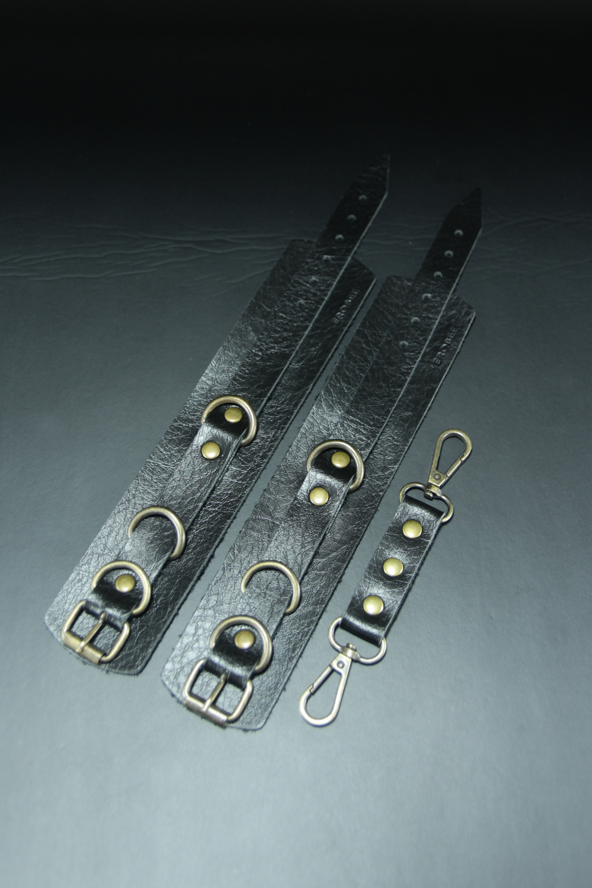 Erobee Bondage Ayak Kelepçesi Antik Metal Aksamlı Premium Vegan Deri Origin Antik Serisi Giza - Siyah Erobee Bondage Ayak Kelepçesi Antik Metal Aksamlı Premium Vegan Deri Origin Antik Serisi Giza - Siyah