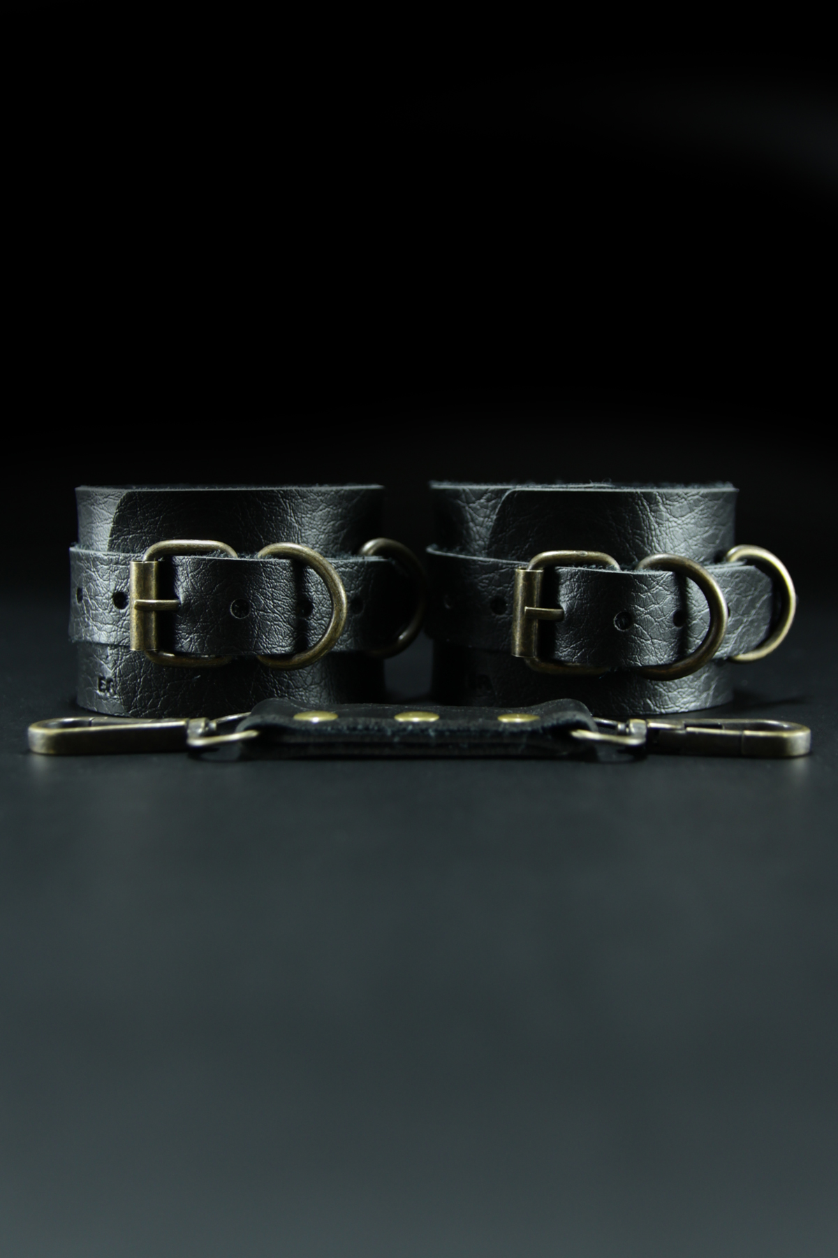 Erobee Bondage Ayak Kelepçesi Antik Metal Aksamlı Premium Vegan Deri Origin Antik Serisi Giza - Siyah Erobee Bondage Ayak Kelepçesi Antik Metal Aksamlı Premium Vegan Deri Origin Antik Serisi Giza - Siyah
