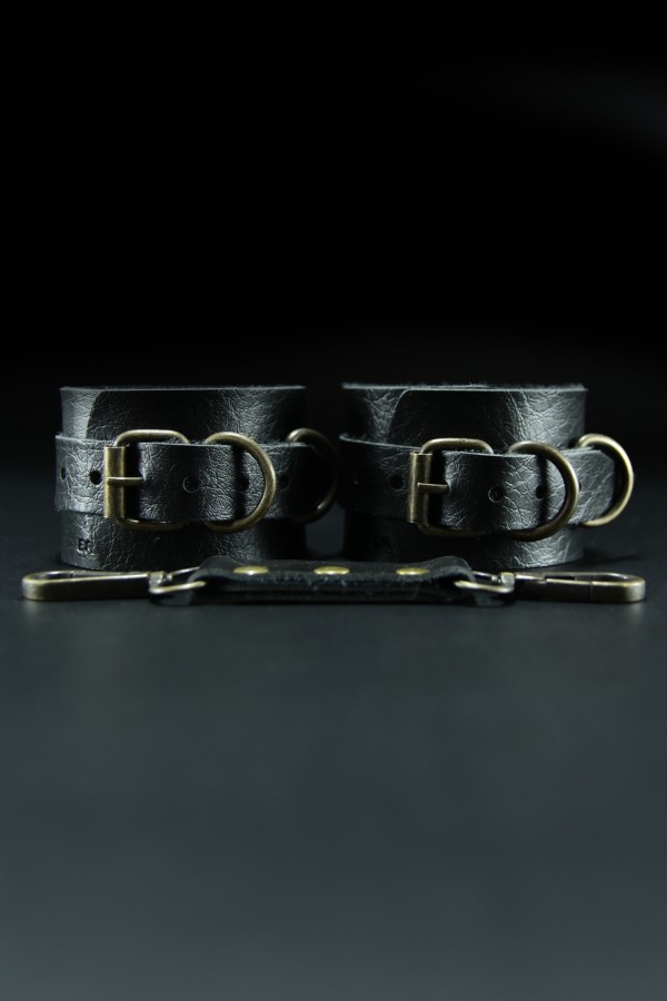 Erobee Bondage Ayak Kelepçesi Antik Metal Aksamlı Premium Vegan Deri Origin Antik Serisi Giza - Siyah Erobee Bondage Ayak Kelepçesi Antik Metal Aksamlı Premium Vegan Deri Origin Antik Serisi Giza - Siyah