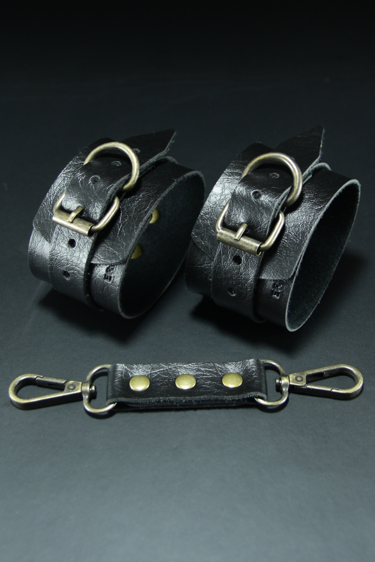 Erobee Bondage Ayak Kelepçesi Antik Metal Aksamlı Premium Vegan Deri Origin Antik Serisi Giza - Siyah Erobee Bondage Ayak Kelepçesi Antik Metal Aksamlı Premium Vegan Deri Origin Antik Serisi Giza - Siyah