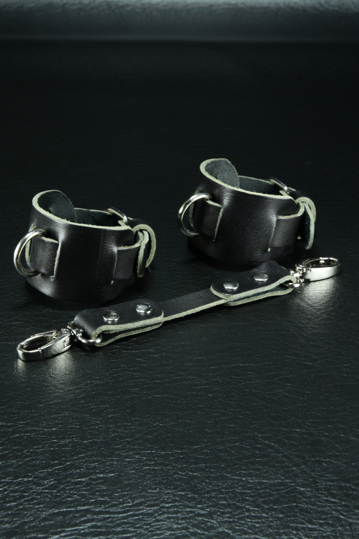 Erobee Hakiki Deri Kelepçe | Özel Tasarım BDSM Cuff Between Elite Serisi - Siyah Erobee Hakiki Deri Kelepçe | Özel Tasarım BDSM Cuff Between Elite Serisi - Siyah