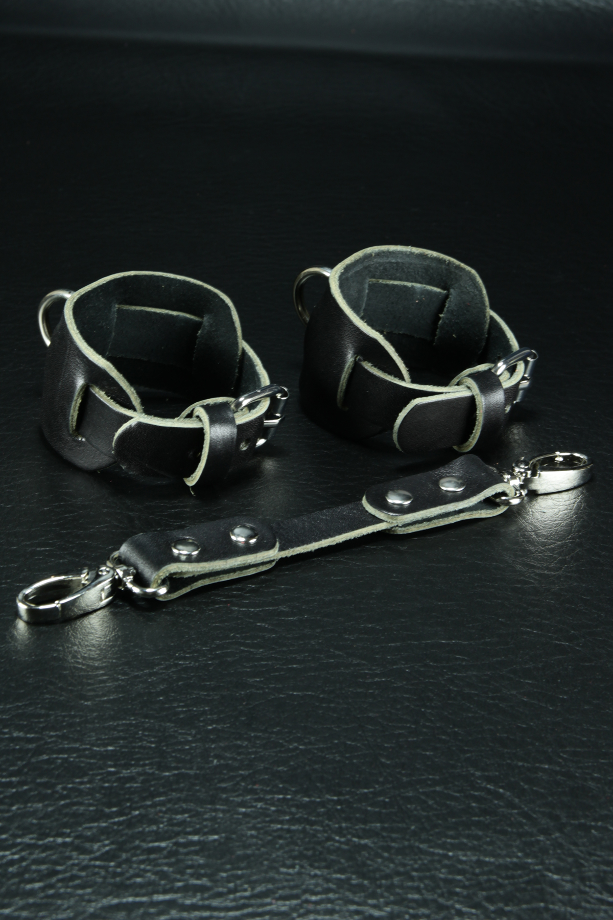 Erobee Hakiki Deri Kelepçe | Özel Tasarım BDSM Cuff Between Elite Serisi - Siyah Erobee Hakiki Deri Kelepçe | Özel Tasarım BDSM Cuff Between Elite Serisi - Siyah