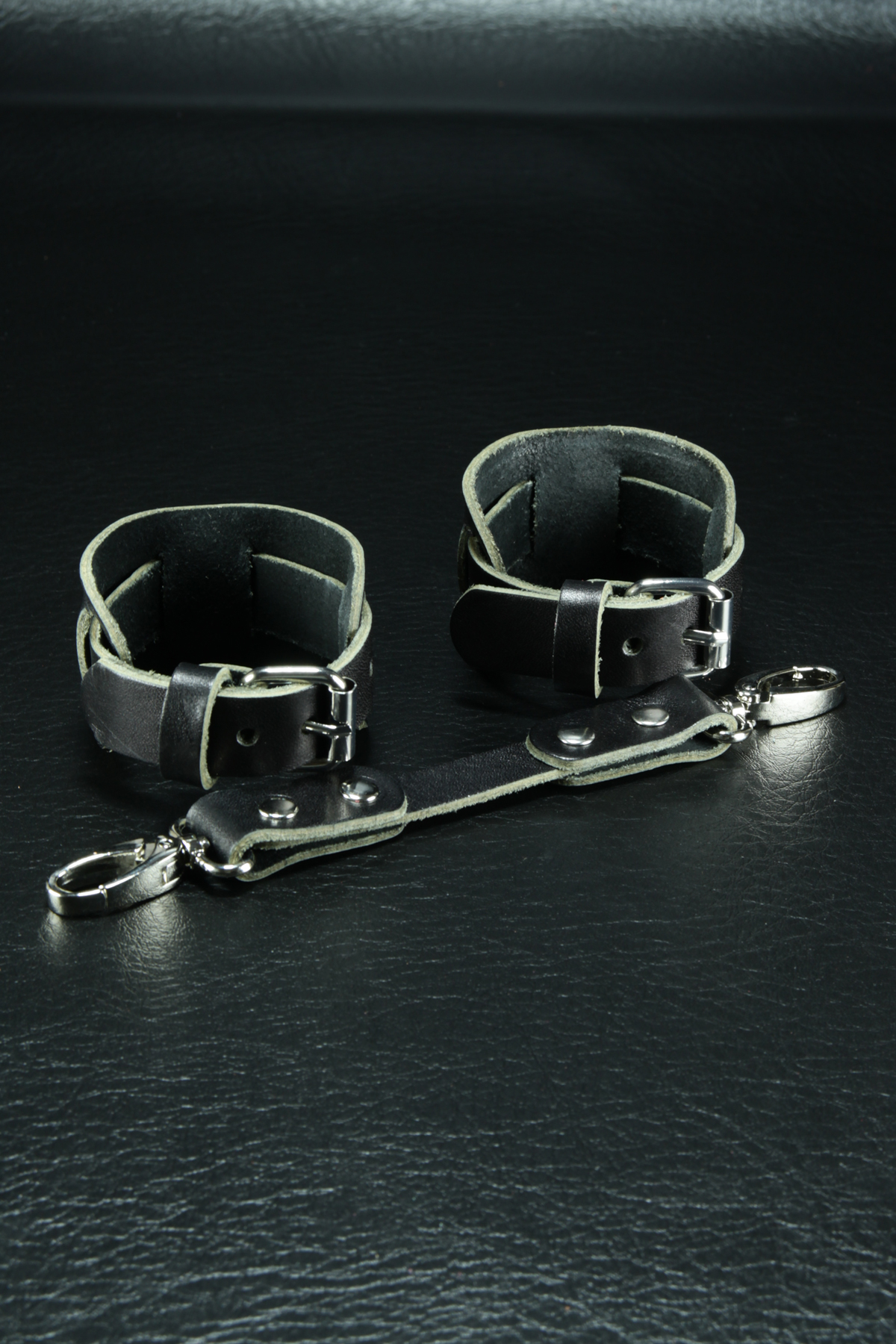 Erobee Hakiki Deri Kelepçe | Özel Tasarım BDSM Cuff Between Elite Serisi - Siyah Erobee Hakiki Deri Kelepçe | Özel Tasarım BDSM Cuff Between Elite Serisi - Siyah
